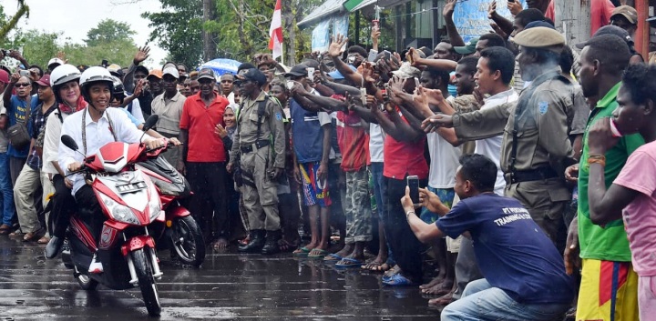 Presiden Jokowi Bonceng Iriana Pakai Motor Listrik Keliling Asmat